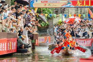 莱万本场数据：5次射门打进1球&错失1次进球机会，评分7.2